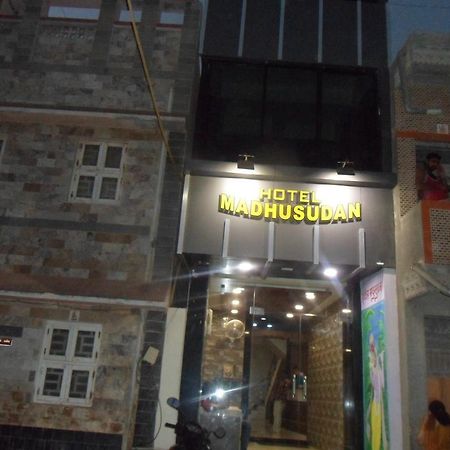 Hotel Madhusudan Dwārka Eksteriør bilde