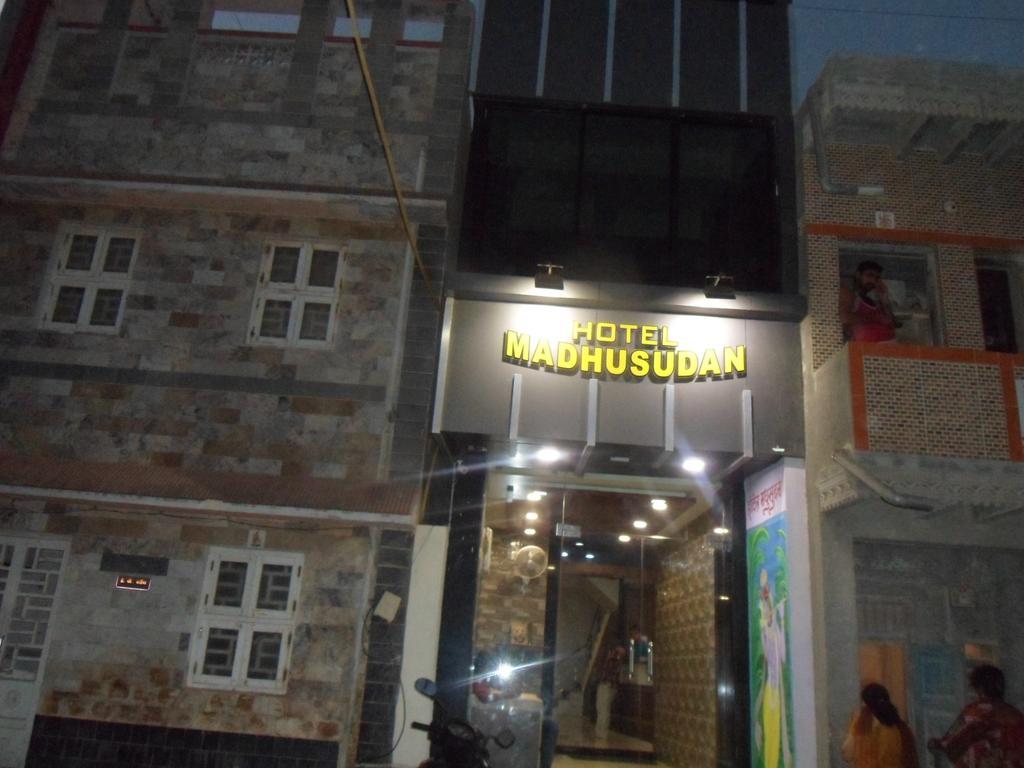 Hotel Madhusudan Dwārka Eksteriør bilde