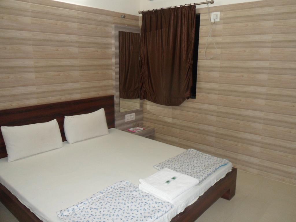 Hotel Madhusudan Dwārka Rom bilde