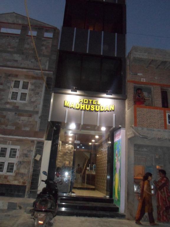 Hotel Madhusudan Dwārka Eksteriør bilde